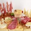 scenografia di campagna con pane, affettati e formaggi