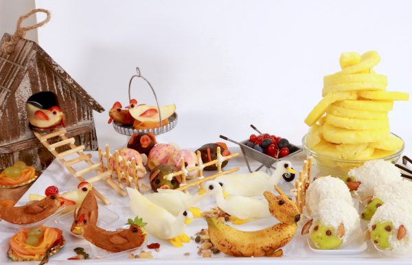 animali dell'aia fatti di frutta scenografia completa